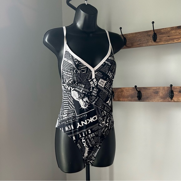 DKNY women’s NEWSPRINT BLACK WHITE Graphic T-Back One-Piece Swimsuit size M NEW - Picture 2 of 6